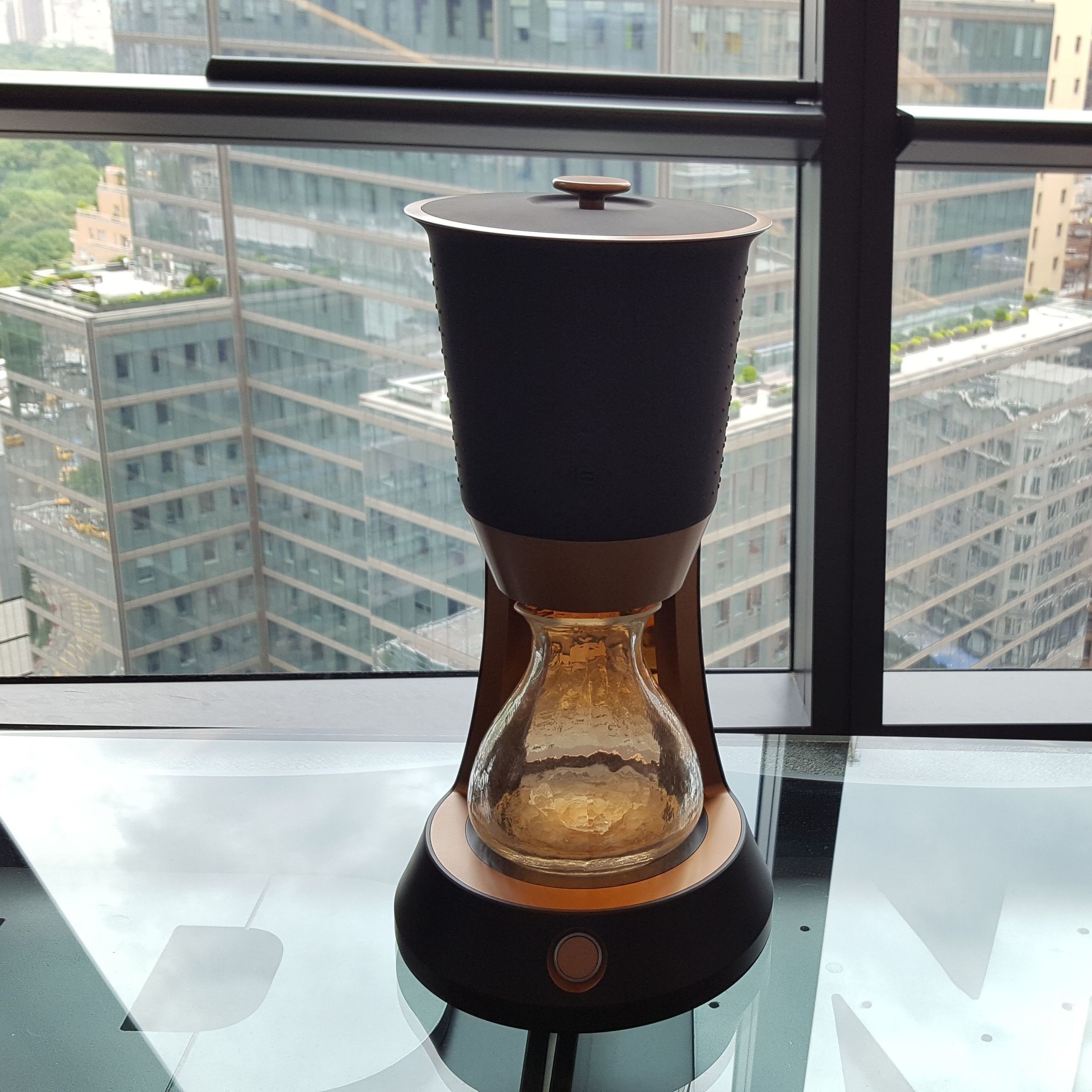Vacuum-Powered Cold Brew Coffee Maker Does a 12-Hour Job in 8 Minutes